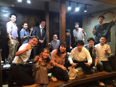 中小企業診断士を囲んでイメージ