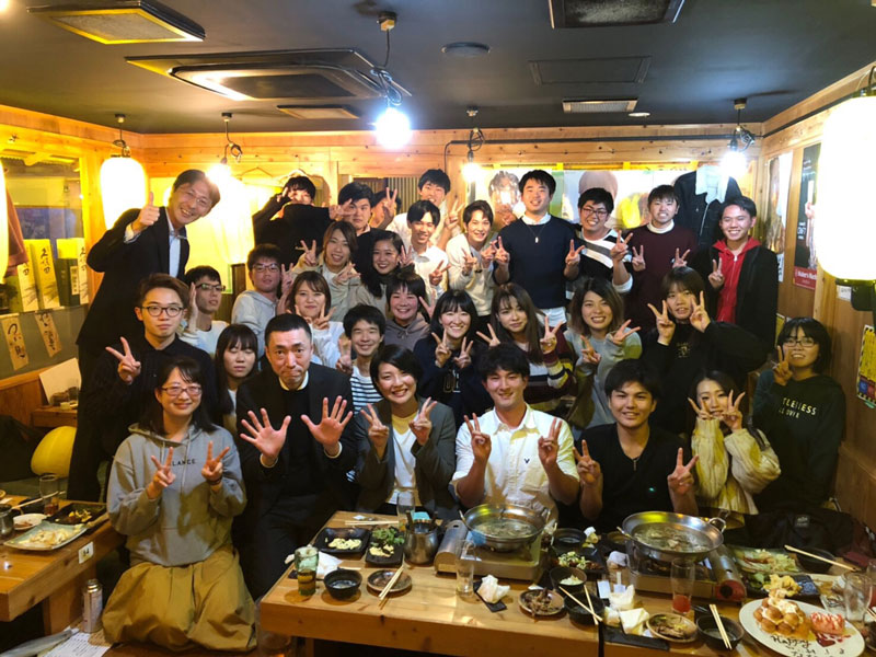 北上市職員を囲んでの集合写真イメージ